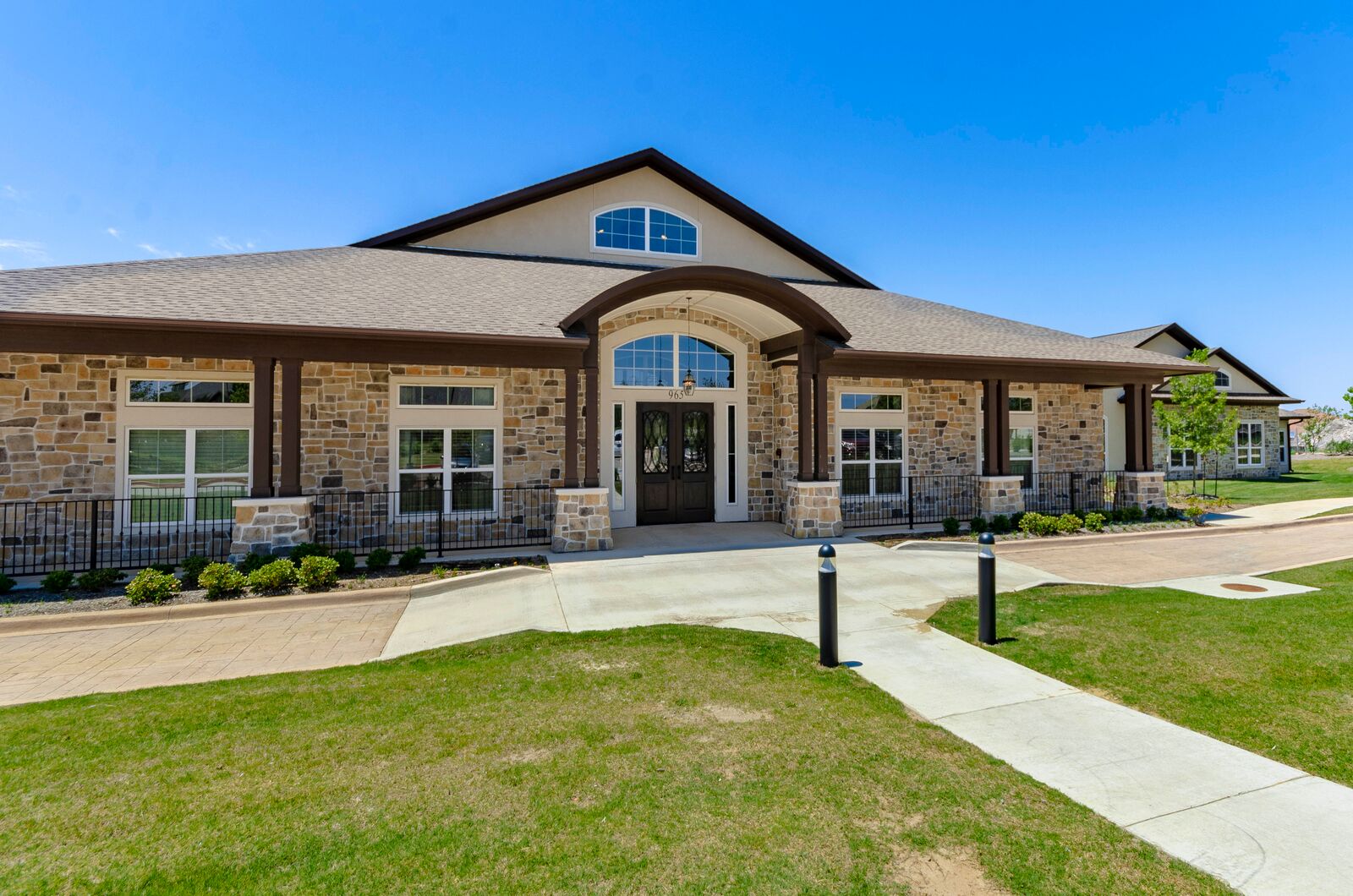 A front picture of Grand Brook Memory Care of Allen, TX from the outside